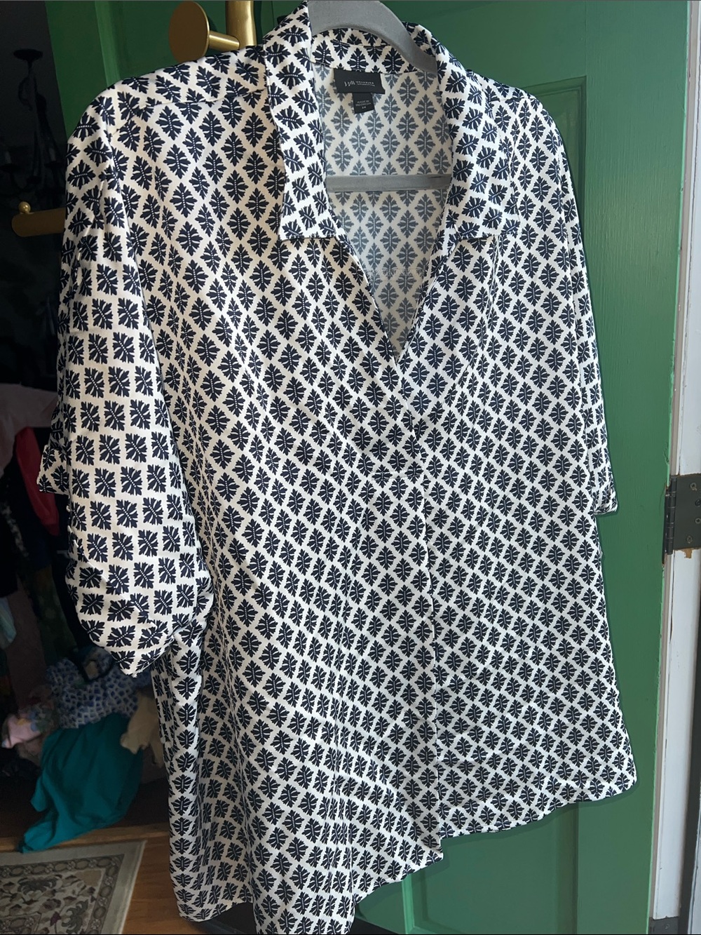 J. Jill White and Navy Patterned V-Neck Blouse 💕 Size 3x